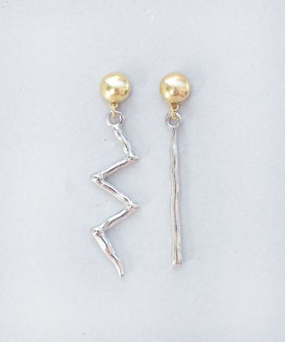 ネックレスの色を選ばないコンビカラー/アシメメタル
