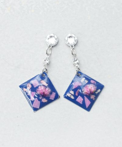 可愛らしいピンクのお花と藍色が相性◎