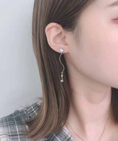 人気デザイン 揺れるウェーブに連なるミニクリスタル